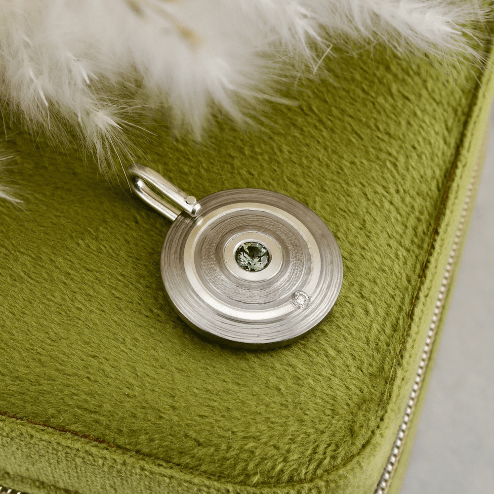 Pendentif,, diamant et saphir du Montana en titane Christine Dwane Titane PPEC14187S Pendentif en argent fin, titane, diamant et saphir du Montana | Mathieu Blanchard Mathieu Blanchard Joaillerie