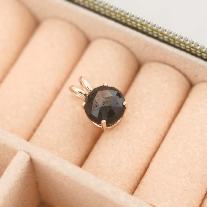 Pendentif et Saphir Doré Mathieu Blanchard Collier Pendentif sur mesure en or 14K et saphir doré | Mathieu Blanchard Mathieu Blanchard Joaillerie