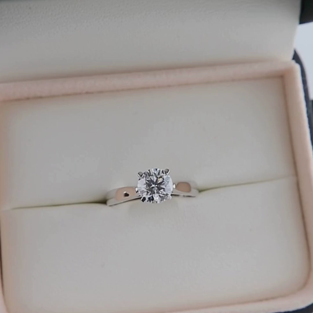 Classic Solitaire Platinum and 1,05 ct Diamond Ring